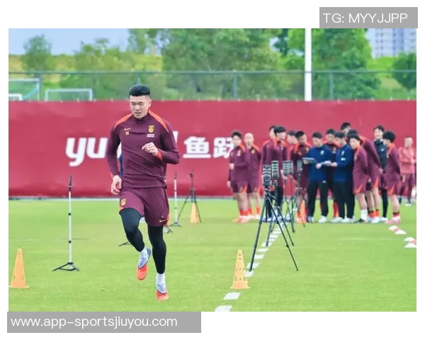 国足专注体能训练邵佳一持续考察队员状态与表现